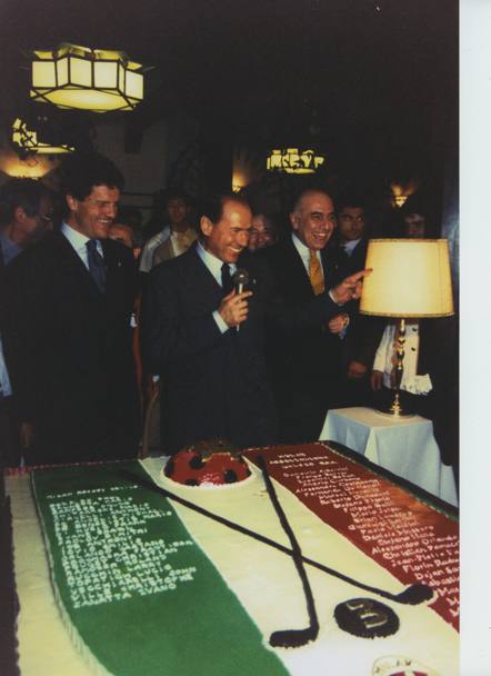 Terzo scudetto consecutivo dell&#39;era Capello: è il 1993-94, sulla torta celebrativa due mazze da golf